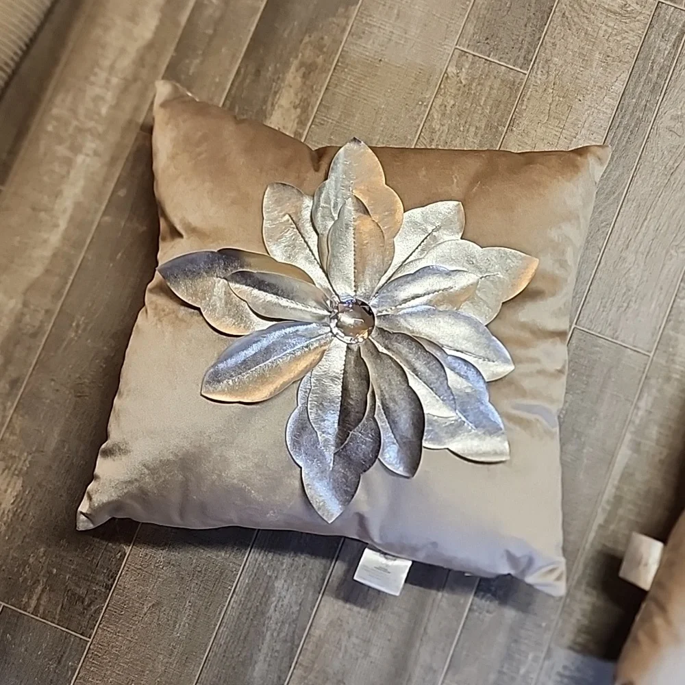 Throw pillows - Picture 6 of 10